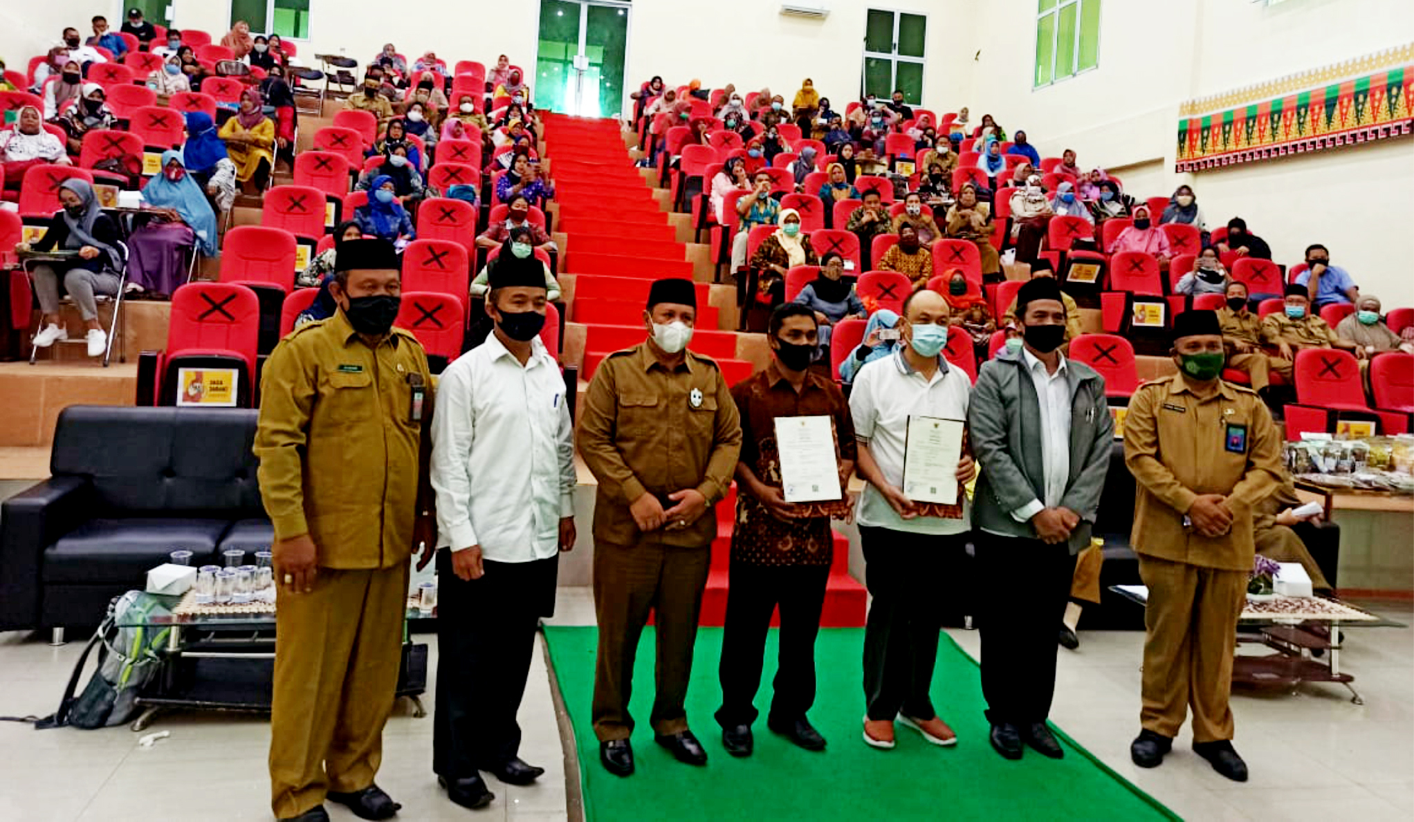 foto bersama (dimulai kanan) - Ka. Kemenag Kab. Bintan (H. Erman Zaruddin) - Prof. Ir. Sukoso, M.Sc., Ph.D - 2 Pelaku UMK Kota Tanjungpinang dan Kab. Bintan - Ka. Kanwil Kemenag Kepri (Dr. H. Mahbub Daryanto, M. Pd.I) - Kabag AUAK STAIN Kepri (H. Imam Subekti, S.Ag.,M.Pd.I) - Kabid Bimas Islam Kanwil Kemenag Kepri (Drs. H. Edi Batara)