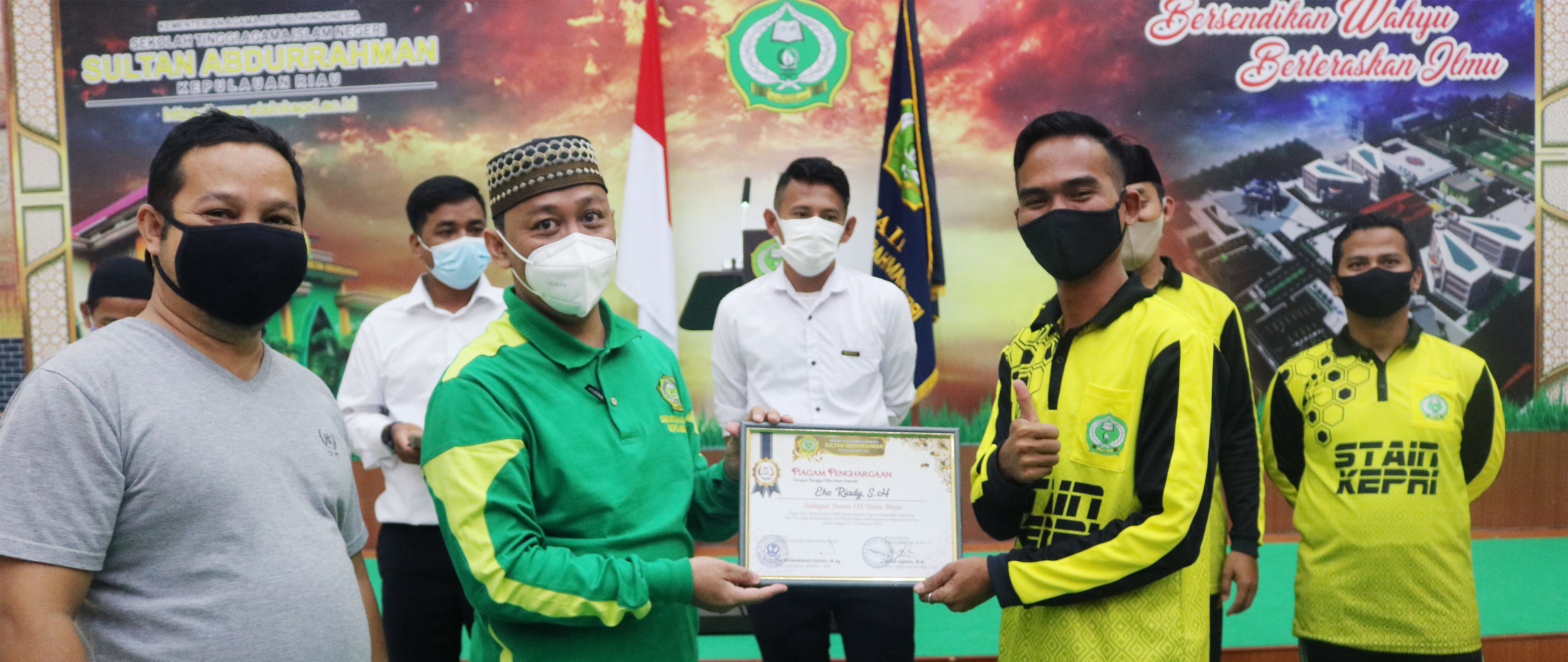 Penyerahan hadiah pemenang cabang olahraga, oleh Ketua STAIN SAr Kepri, Dr. MUHAMMAD FAISAL, M.Ag didampingi Wakil Ketua I, Aris Bintania, M.Ag